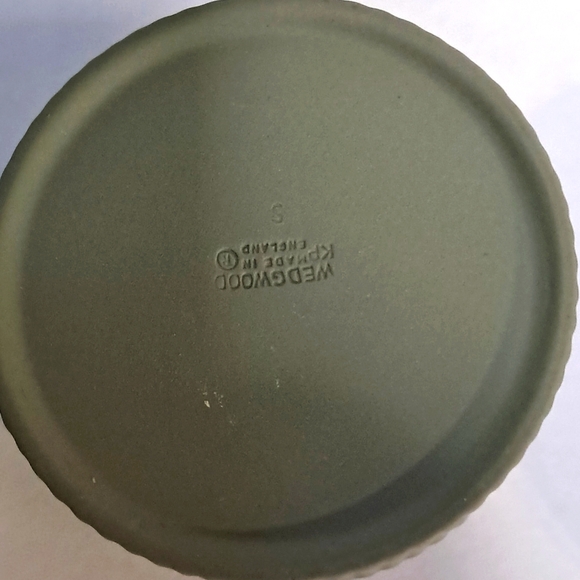 Vintage Wedgwood Jasper ware Sage Green Round Lidded Box - Picture 4 of 5